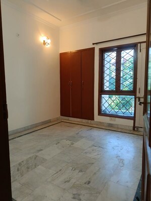 Room in 2.5 BHK Builder Floor at Unitech South City II, Sector 50 – for Rent