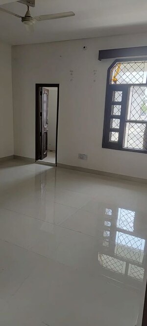 Room in 3 BHK Builder Floor at Sector 2 – for Rent