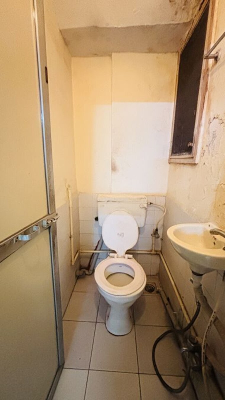 Bathroom, swapna-sangeet-chs 2 Bedroom 700 Sq.Ft. Apartment In Mulund West Mumbai 10562894