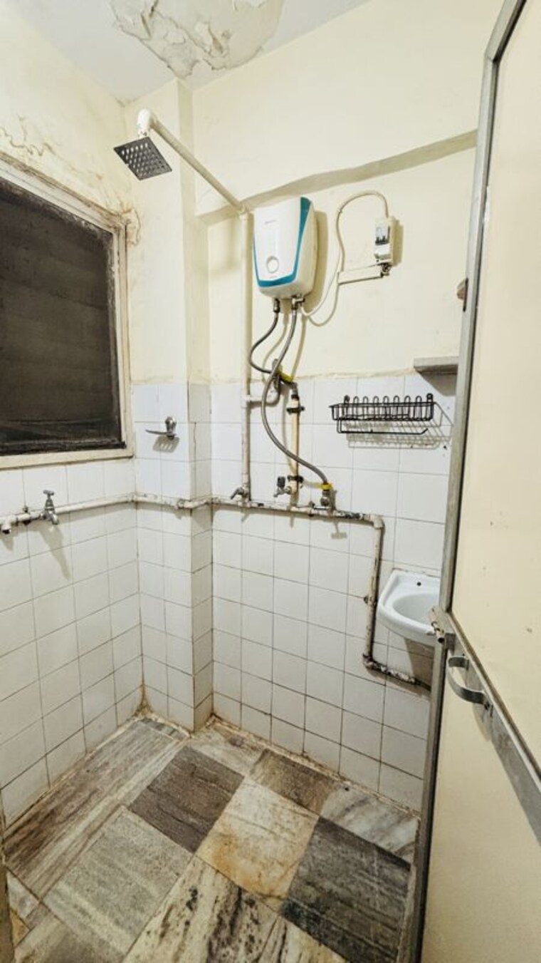 Bathroom, swapna-sangeet-chs 2 Bedroom 700 Sq.Ft. Apartment In Mulund West Mumbai 10562894