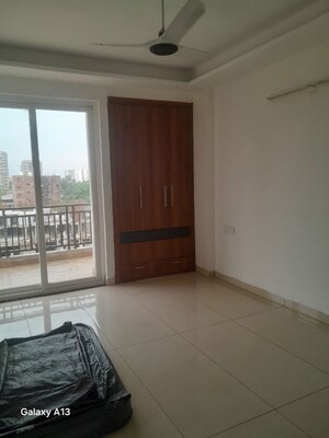 Room in 3 BHK Apartment at Green Valley Residencia, Ghazipur – for Rent