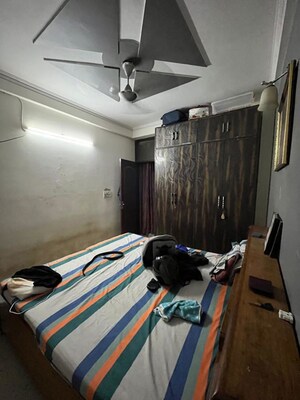 Room in 2.5 BHK Builder Floor at Vaishali Sector 4 – for Sale