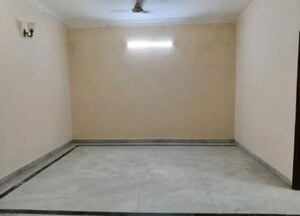 Room in 2 BHK Builder Floor at Dlf Phase ii – for Rent