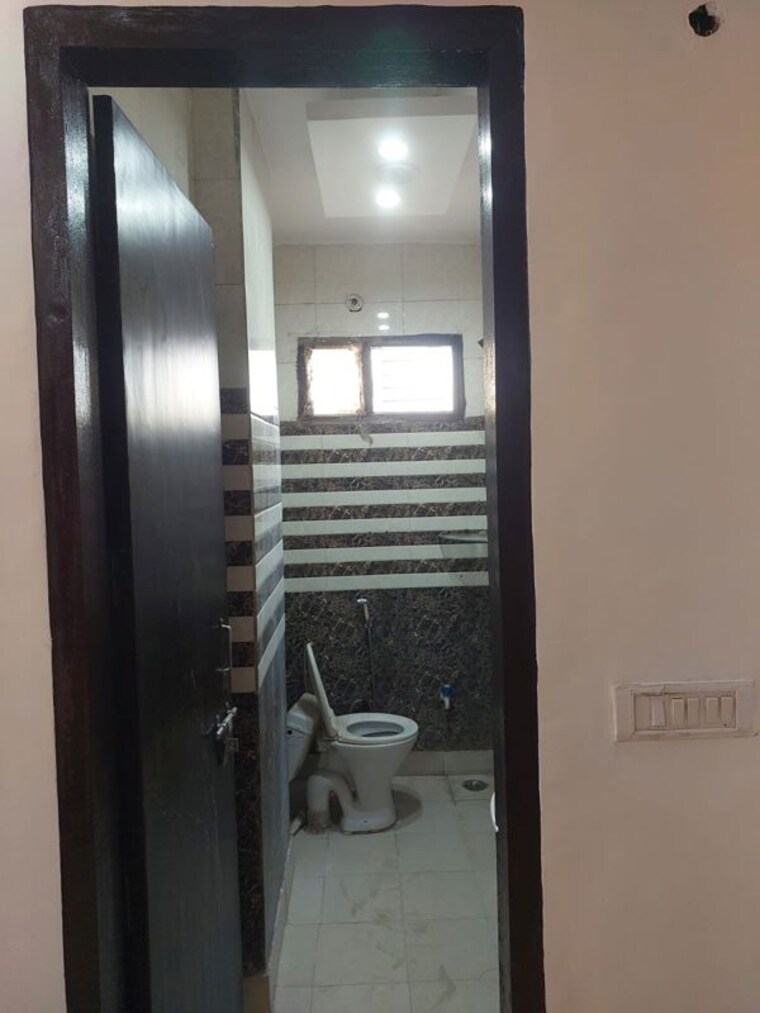 Bathroom, uttam nagar west 3 Bedroom 750 Sq.Ft. Builder Floor In Uttam Nagar West Delhi 10563687