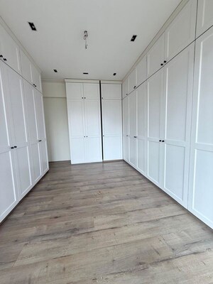 Room in 6+ BHK Apartment at Windsor Grande Residences, Andheri West – for Rent