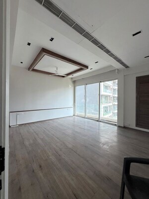 Room in 6+ BHK Apartment at Windsor Grande Residences, Andheri West – for Rent
