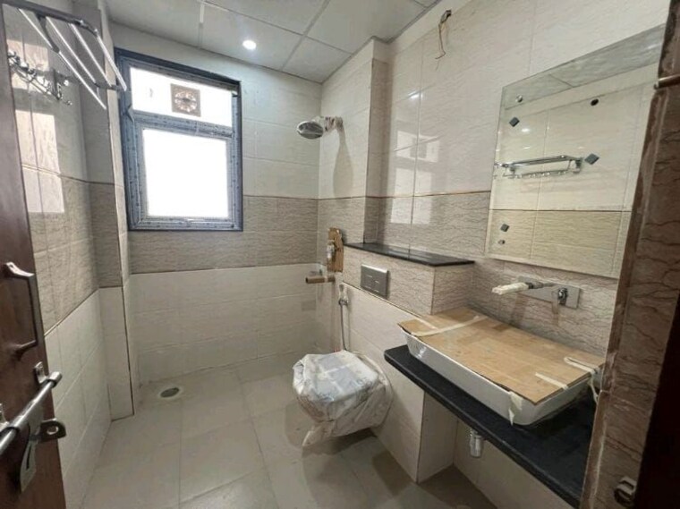 Bathroom, sector 52 3 Bedroom 2000 Sq.Ft. Builder Floor In Sector 52 Gurgaon 10564182