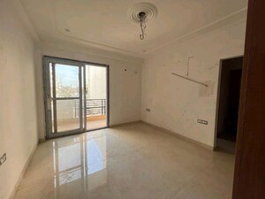 Room in 3 BHK Builder Floor at Sector 52 – for Rent