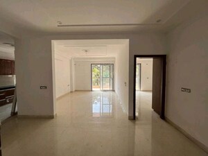 Room in 3 BHK Builder Floor at Sector 52 – for Rent