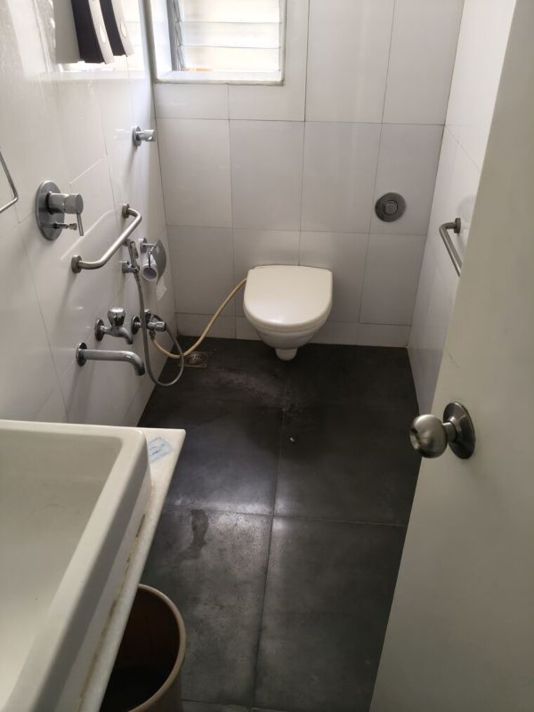 Bathroom, kamal-kunj-chs-vile-parle 2 Bedroom 950 Sq.Ft. Apartment In Vile Parle East Mumbai 10564332