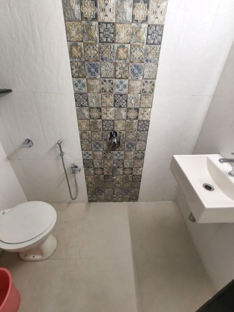 Bathroom, everest-cleopatra 2 Bedroom 1000 Sq.Ft. Apartment In Vile Parle East Mumbai 10564350
