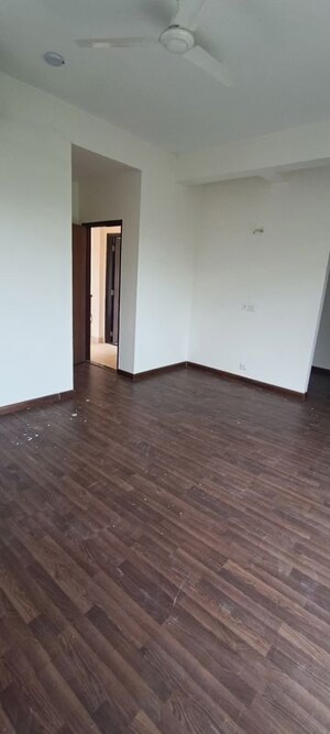 Room in 3 BHK Builder Floor at BPTP Amstoria, Sector 102 – for Sale