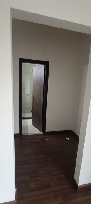 Room in 3 BHK Builder Floor at BPTP Amstoria, Sector 102 – for Sale