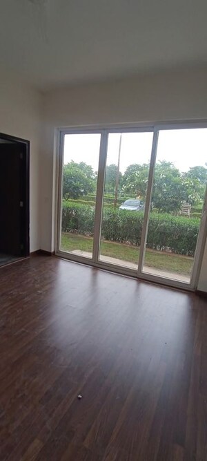 Room in 3 BHK Builder Floor at BPTP Amstoria, Sector 102 – for Sale