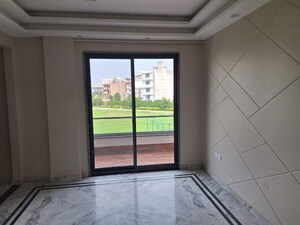 Room in 3 BHK Builder Floor at BPTP Amstoria, Sector 102 – for Sale