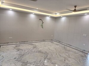 Room in 3 BHK Builder Floor at BPTP Amstoria, Sector 102 – for Sale