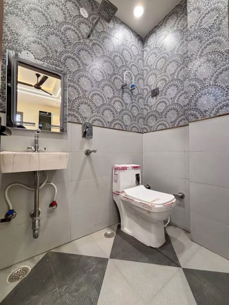Bathroom, uttam nagar 3.5 Bedroom 912 Sq.Ft. Builder Floor In Uttam Nagar Delhi 10564466