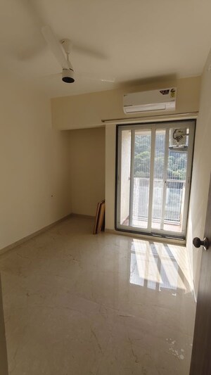 Room in 4 BHK Apartment at Mahavir Square, Manpada – for Rent