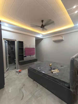 Bedroom in 1 BHK Builder Floor at Dlf City Phase 3 – for Rent
