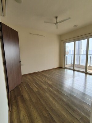 Room in 3.5 BHK Apartment at LnT Crescent Bay T5, Parel – for Rent