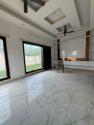 Room in 3 BHK Independent House at Chattarpur – for Rent
