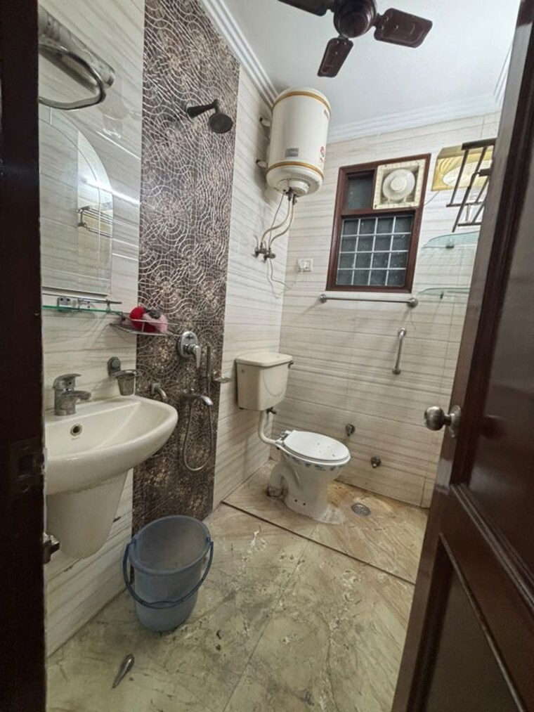 Bathroom, malviya nagar 2 Bedroom 900 Sq.Ft. Builder Floor In Malviya Nagar Delhi 10564602