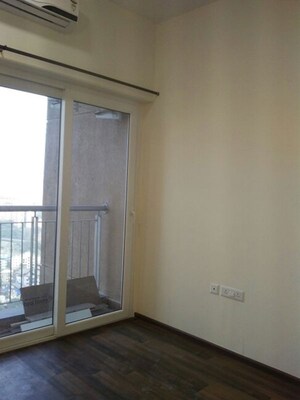 Room in 2 BHK Apartment at Runwal Greens, Mulund West – for Rent