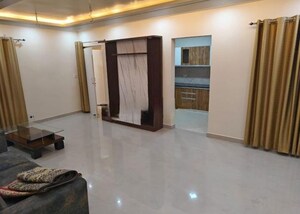Room in 4 BHK Apartment at Gomti Nagar – for Rent