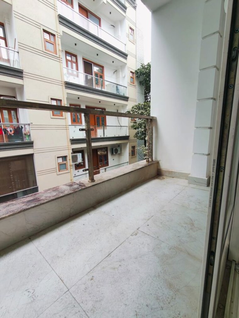 Balcony, freedom fighters enclave 1 Bedroom 600 Sq.Ft. Apartment In Freedom Fighters Enclave Delhi 10525032