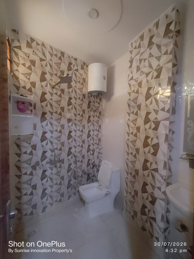 Bathroom, dwarka mor 3 Bedroom 100 Sq.Yd. Builder Floor In Dwarka Mor Delhi 10564807