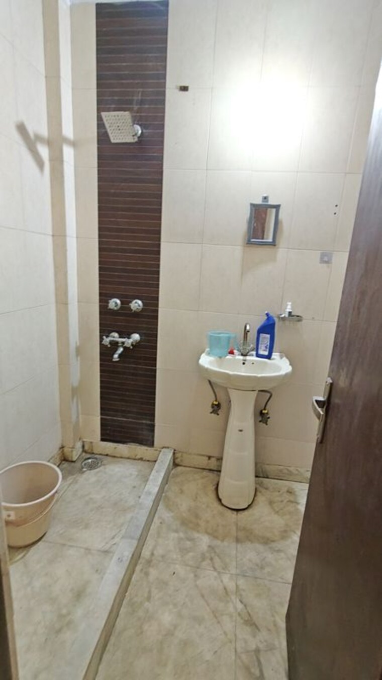 Bathroom, malviya nagar 2 Bedroom 1000 Sq.Ft. Builder Floor In Malviya Nagar Delhi 10564862