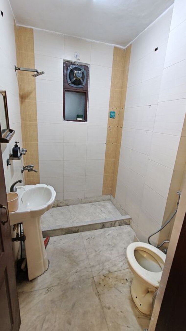 Bathroom, malviya nagar 2 Bedroom 1000 Sq.Ft. Builder Floor In Malviya Nagar Delhi 10564862