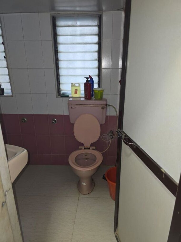 Bathroom, sher-e-punjab 2 Bedroom 900 Sq.Ft. Apartment In Andheri East Mumbai 10564887
