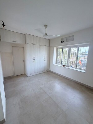 Room in 3 BHK Apartment at Sunteck Gilbird, Andheri West – for Rent