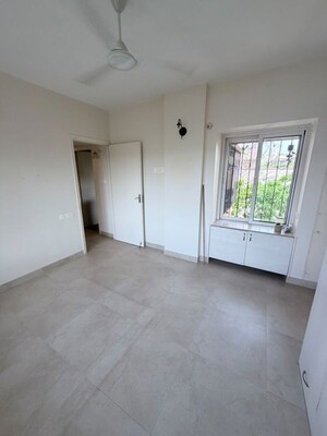 Room in 3 BHK Apartment at Sunteck Gilbird, Andheri West – for Rent
