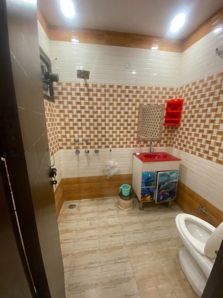 Bathroom, sector 33 3 Bedroom 2600 Sq.Ft. Builder Floor In Sector 33 Chandigarh 10564932