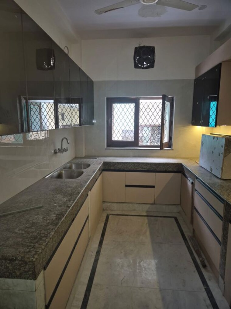Kitchen, sector 15 3 Bedroom 2500 Sq.Ft. Builder Floor In Sector 15 Gurgaon 10564942