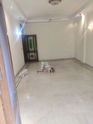 Room in 4 BHK Builder Floor at Green Park – for Rent