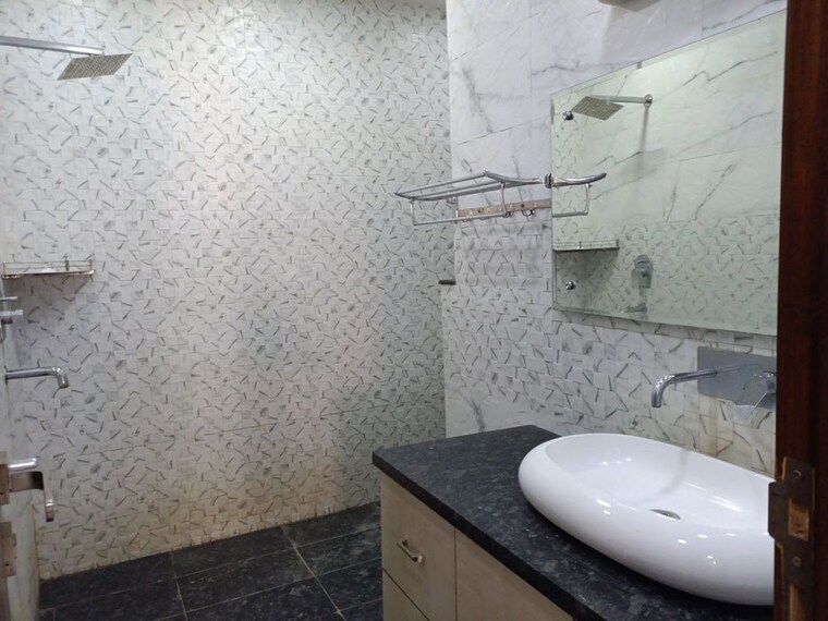 Bathroom, safdarjung enclave 3 Bedroom 1800 Sq.Ft. Builder Floor In Safdarjung Enclave Delhi 10564974