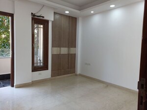 Room in 3 BHK Builder Floor at Safdarjung Enclave – for Rent