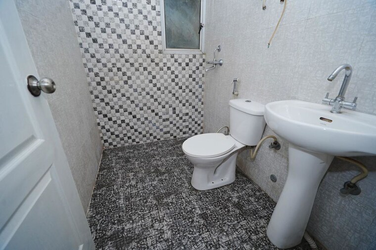 Bathroom, aditya-city-apartments 2 Bedroom 881 Sq.Ft. Apartment In Shahpur Bamheta Ghaziabad 10564972