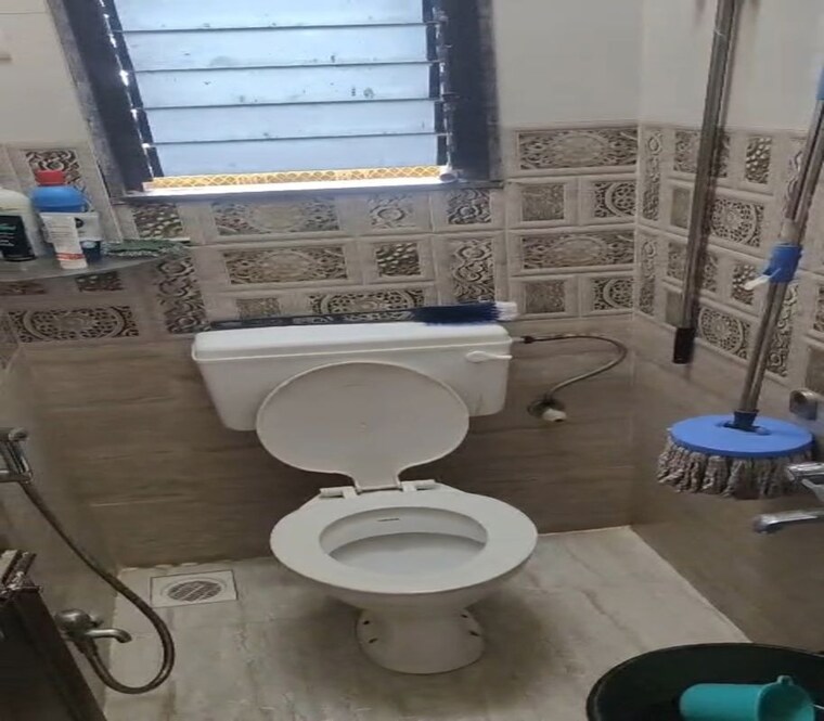 Bathroom, dadar east 1 Bedroom 410 Sq.Ft. Apartment In Dadar East Mumbai 10565119