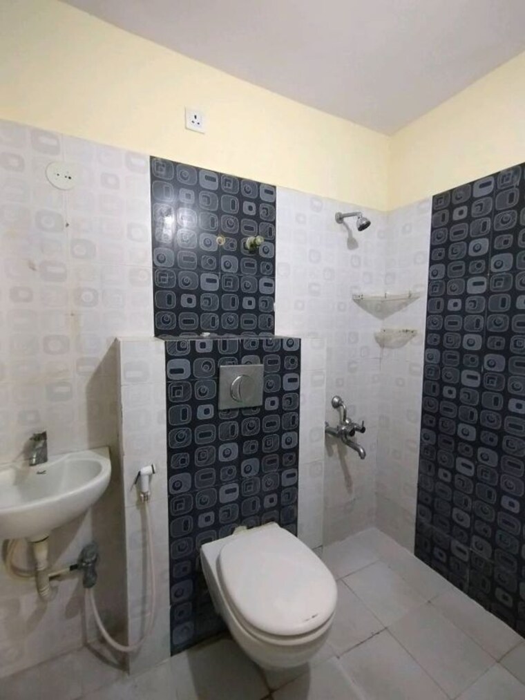 Bathroom, sai-bsr-paradise 2 Bedroom 1100 Sq.Ft. Apartment In Panathur Bangalore 10565145