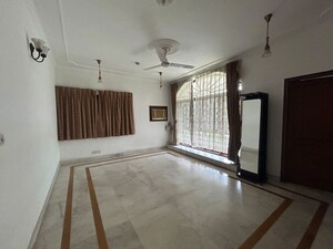 Room in 4 BHK Villa at Vasant Kunj – for Rent