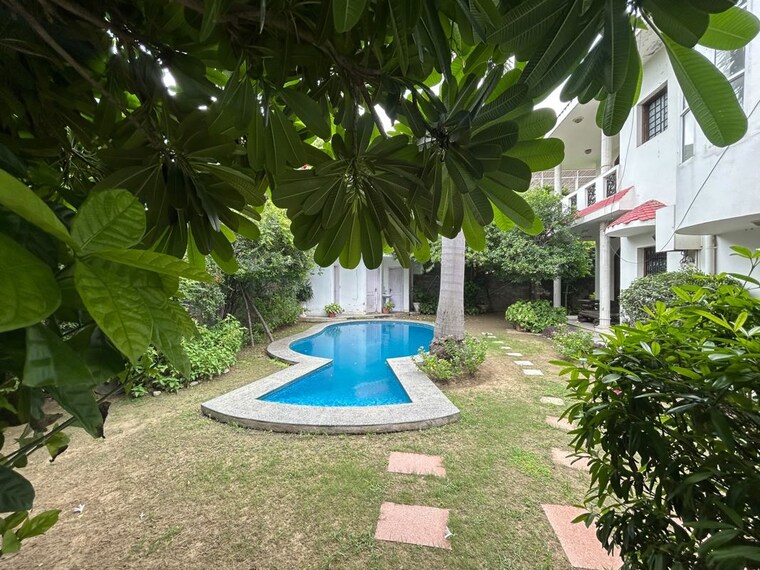 Garden, vasant kunj 4 Bedroom 3000 Sq.Ft. Villa In Vasant Kunj Delhi 10565184