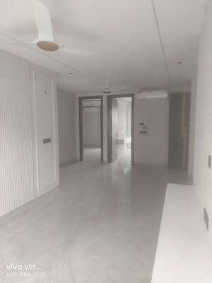 Room in 3 BHK Apartment at Central Park II-Bellevue, Sector 48 – for Rent