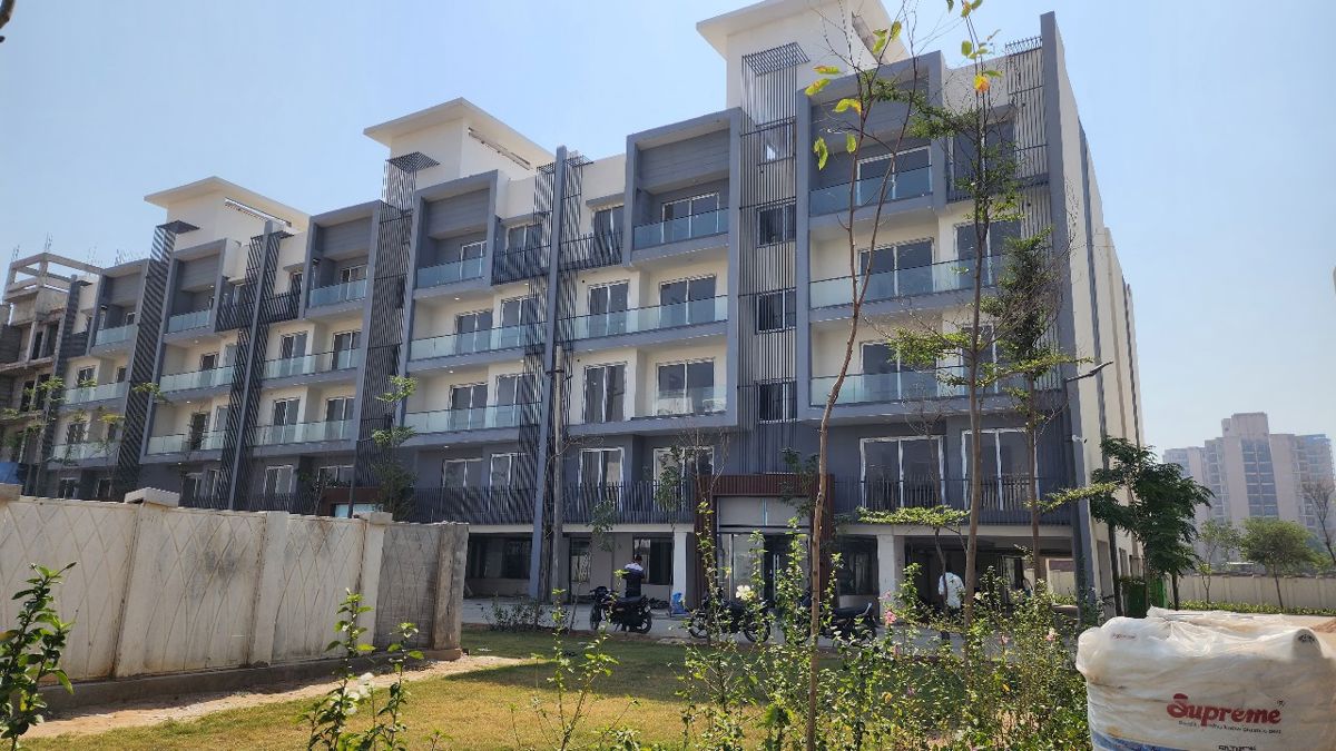 3.5 BHK + Study Room 1494 Sq.Ft. Builder Floor in Smart World Gems