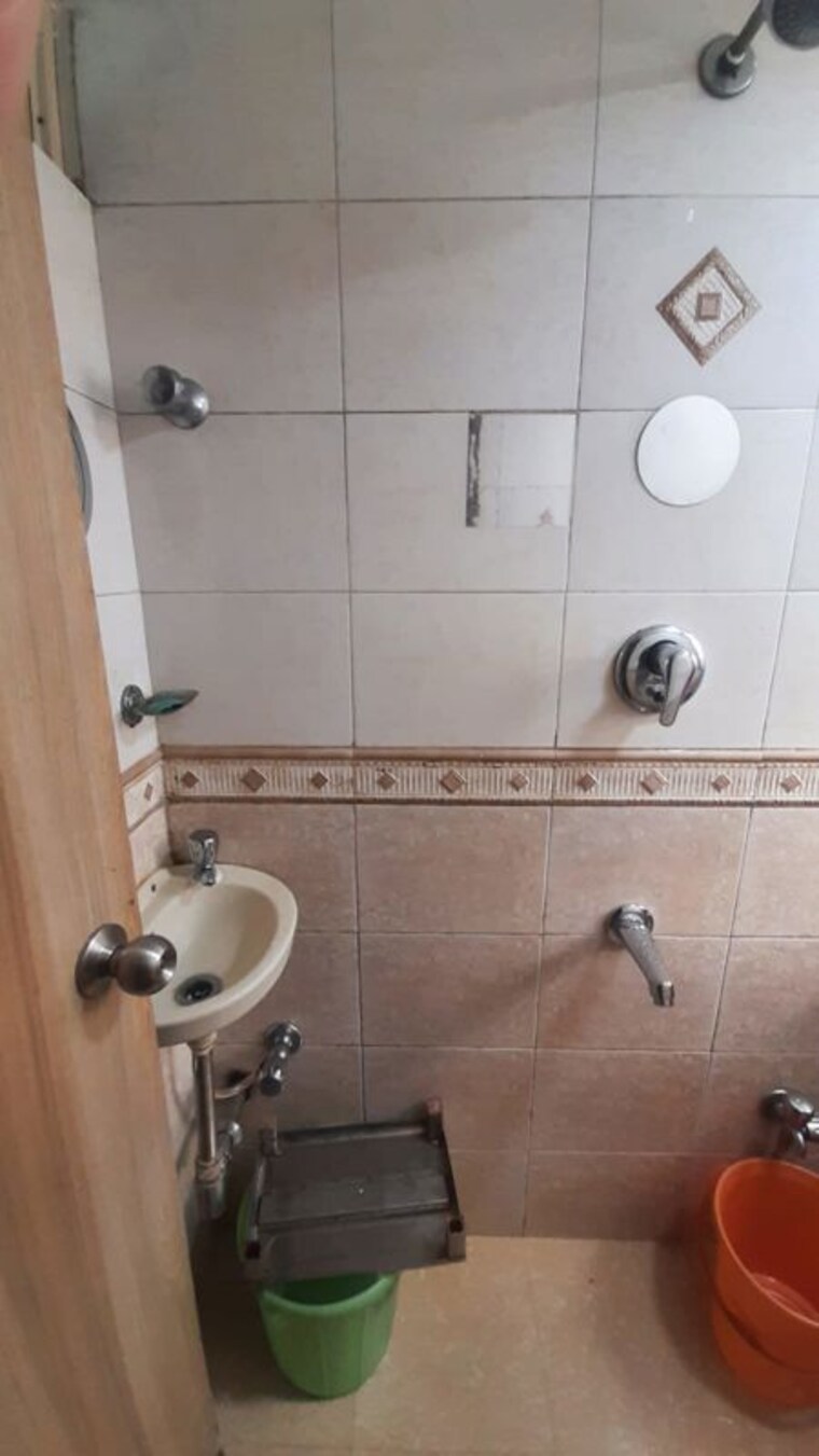 Bathroom, adarsh-nagar-society 1.5 Bedroom 450 Sq.Ft. Apartment In Worli Mumbai 10565297