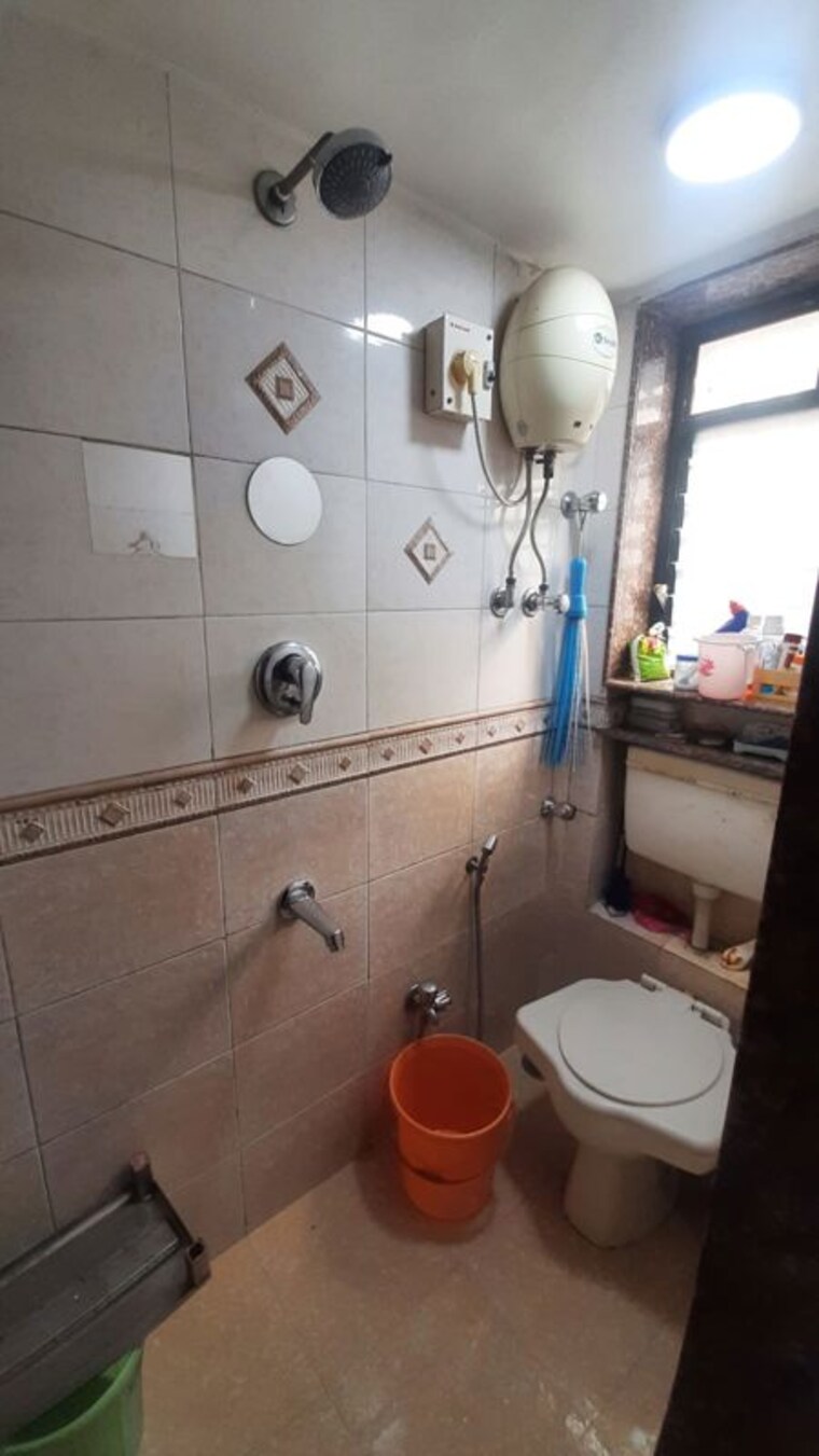 Bathroom, adarsh-nagar-society 1.5 Bedroom 450 Sq.Ft. Apartment In Worli Mumbai 10565297