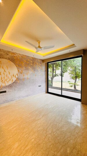 Room in 4 BHK Builder Floor at Sector 50 – for Sale